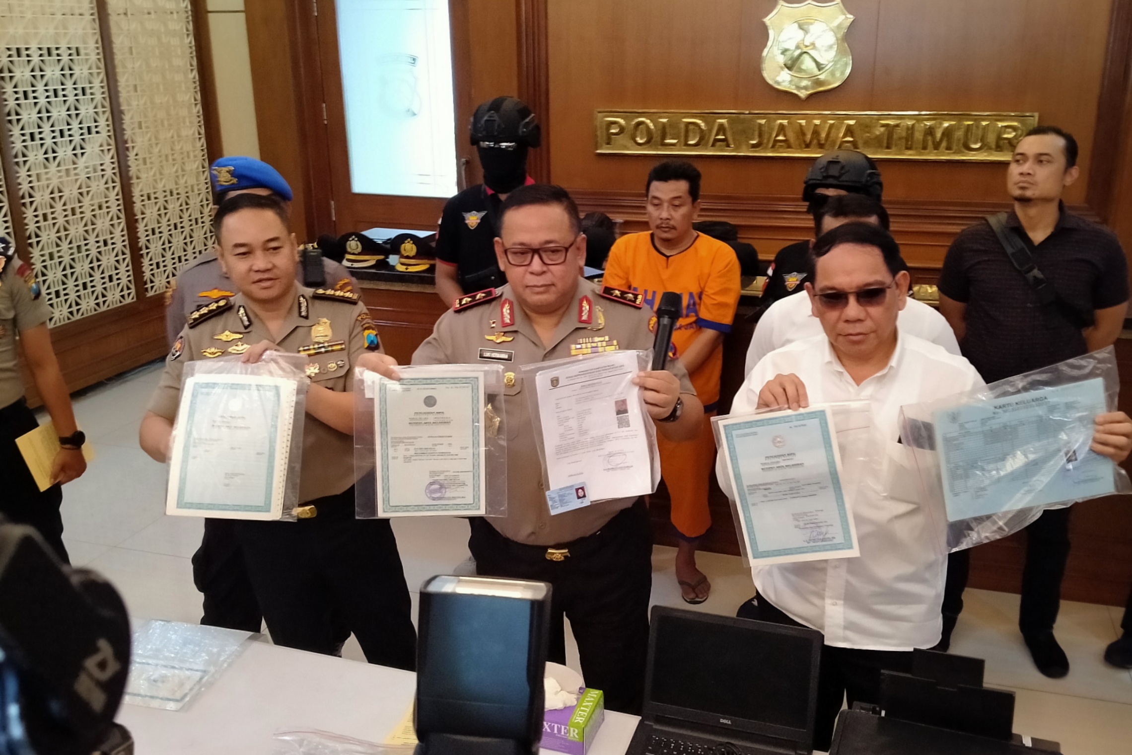 Kapolda Jatim, Irjen Pol Luki Hermawan (tengah) menunjukkan barang bukti pemalsuan dokumen di Mapolda Jatim, Surabaya, Senin 17 Februari 2020. (Foto: Fariz Yarbo/Ngopibareng.id)
