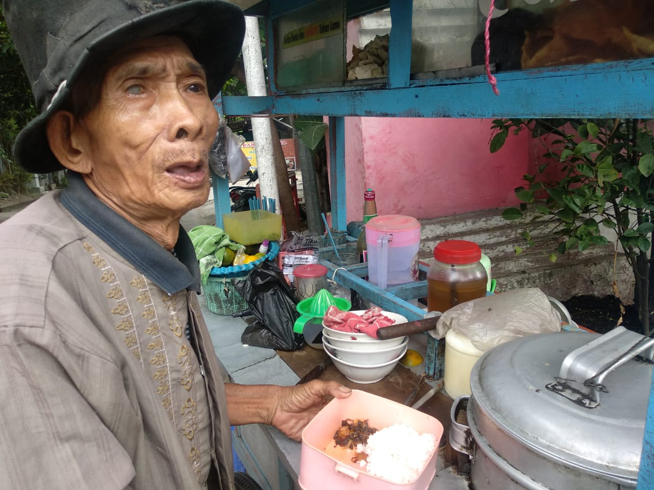 Suwaji, kakek penjual bakso yang berusia 84 tahun di Jalan Dukuh Kupang XXV, Surabaya. (Foto: Rizqi Mutqiyyah/Ngopibareng.id)
