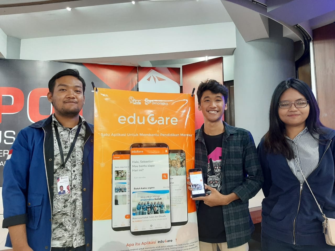 Mahasiswa Undika memamerkan aplikasi Educare hasil karyanya untuk membantu anak-anak putus sekolah. (Foto: Pita Sari/Ngopibareng.id)