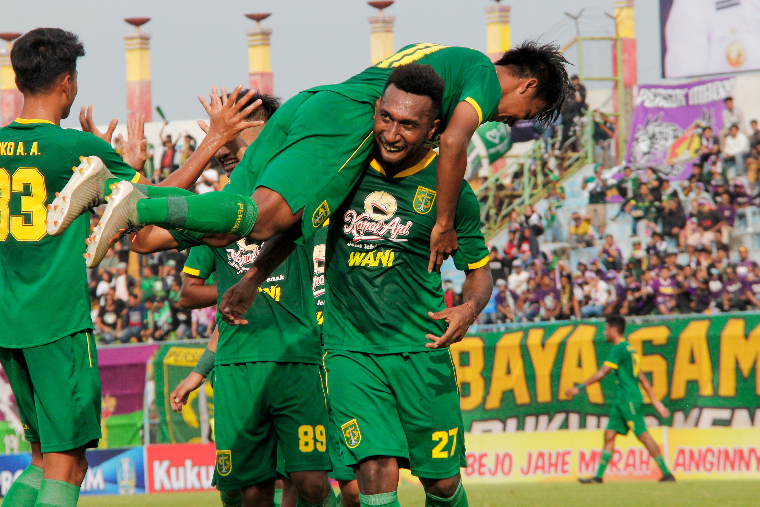 Pemain Persebaya melakukan selebrasi usai berhasil mencetak gol. (Foto: Fariz Yarbo/Ngopibareng.id)