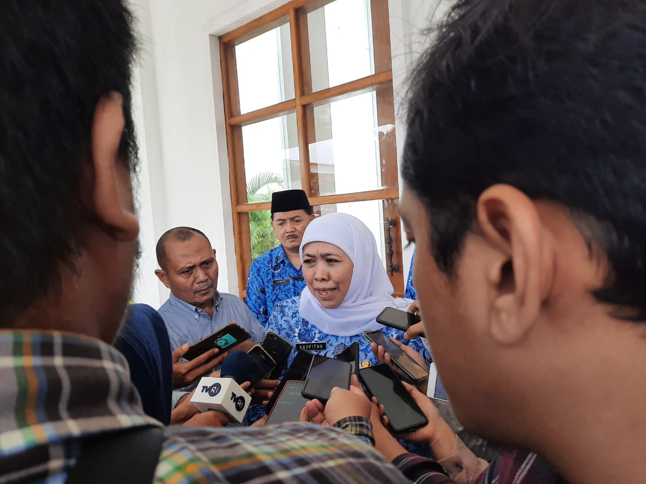 Gubernur Jawa Timur Khofifah Indar Parawansa saat berbincang dengan awak media di Kantor Gubernur Jawa Timur. (Foto: Alief Sambogo/ngopibareng.id)