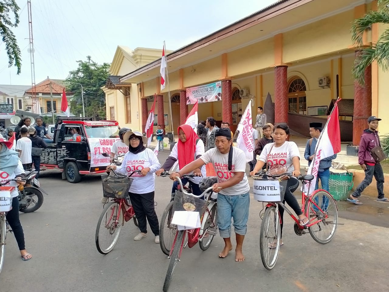 Puluhan aktivis menolak tambang emas asal Banyuwangi singgah di Museum Probolinggo, Jawa Timur, Senin 17 Februari 2020. (Foto: Ikhsan Mahmudi/Ngopibareng.id)