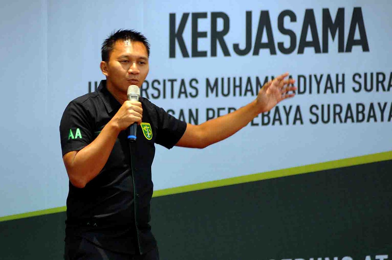 Presiden Klub Persebaya Surabaya, Azrul Ananda memberikan kuliah di kampus UMSurabaya, sekaligus MoU sponsorship selama 1 tahun, pada Senin 17 Februari 2020. (Foto: Erfan Hazransyah/Ngopibareng.id)