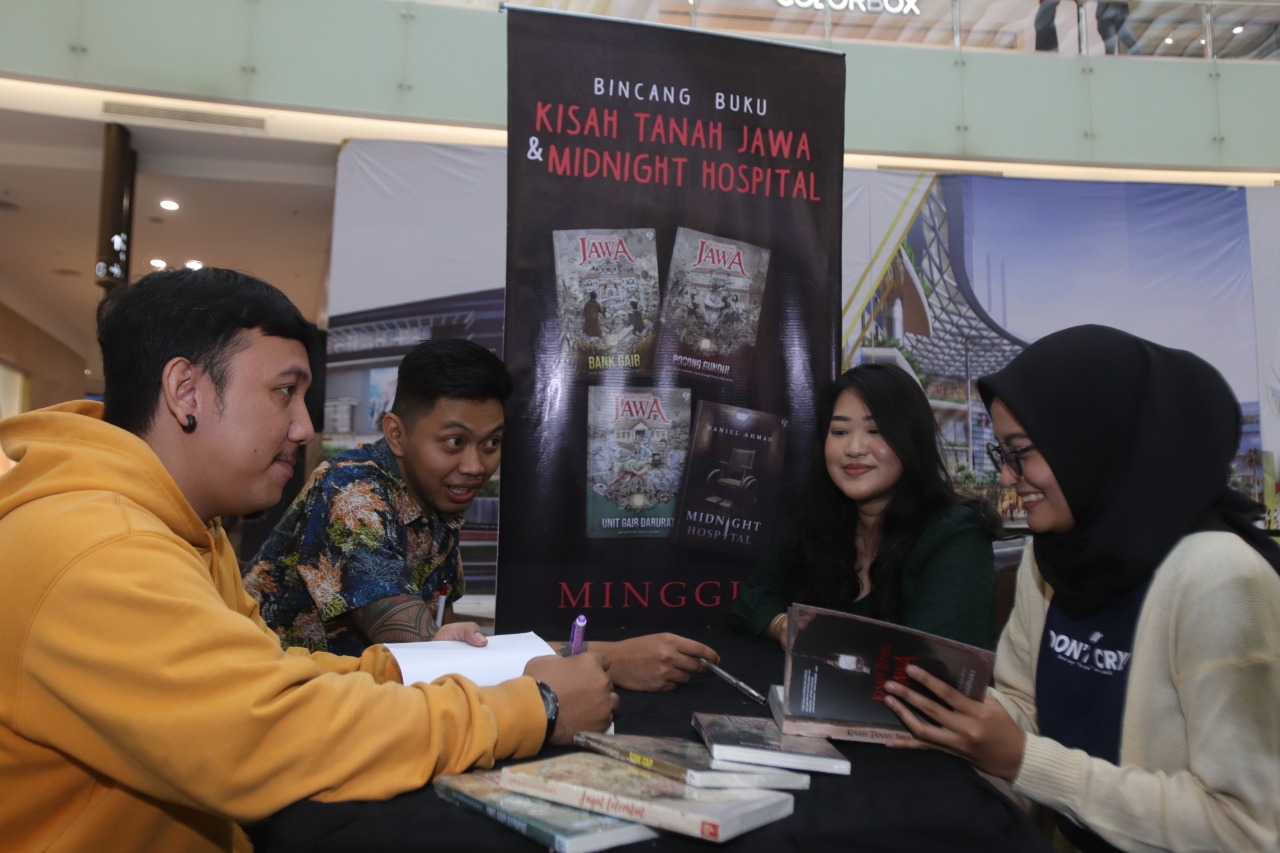 Bonaventura Genta dan Christian Banisrael  menggelar bedah buku Kisah Tanah Jawa di Surabaya. (Foto: Istimewa)