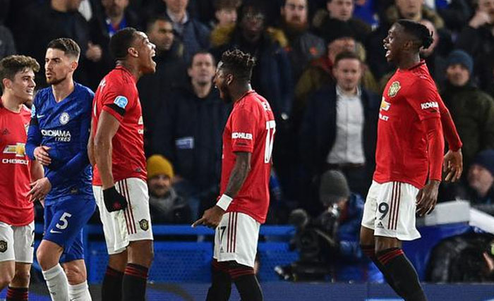 Para pemain MU merayakan gol yang dicetak Anthony Martial (ketiga dari kiri) ke gawang Chelsea, Stamford Bridge, London, Selasa dini hari. (Foto:Reuters)