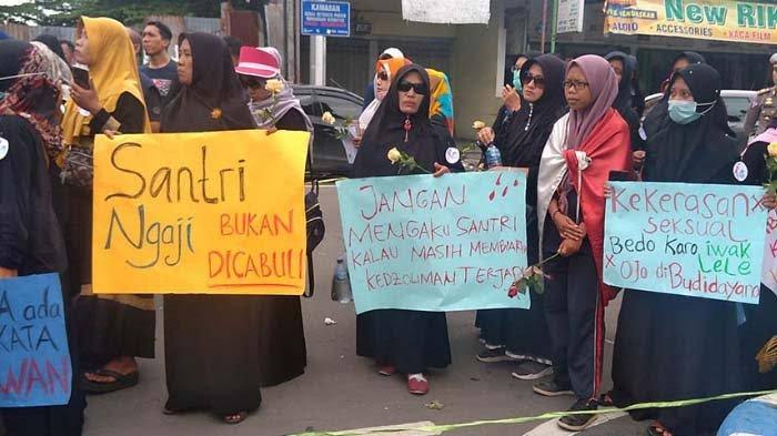 Unjuk rasa massa Aliansi Kota Santri Lawan Kekerasan Seksual di Jombang, Jawa Timur. (Foto: Tribunnews.com)