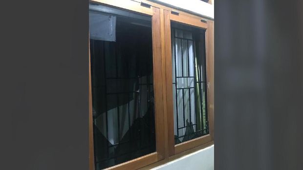 Kaca jendela rumah Slamet Maarif hancur usai dilempar batu orang tak dikenal. (Foto: Dok Pribadi/Slamet Maarif)