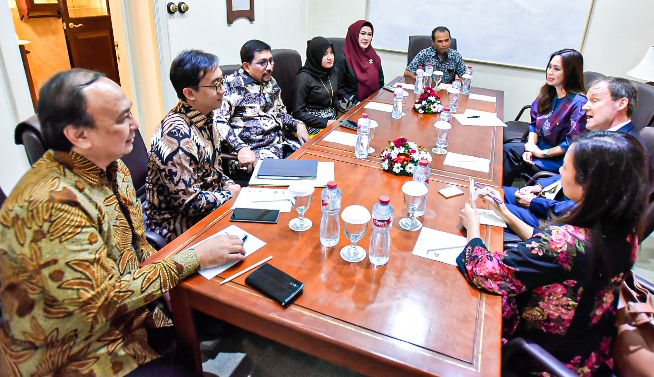 Calon Walikota Surabaya Machfud Arifin saat bertemu dengan Wakil Duta Besar Inggris untuk Indonesia, Rob Fenn, Senin 17 Februari 2020. (Foto: Istimewa)