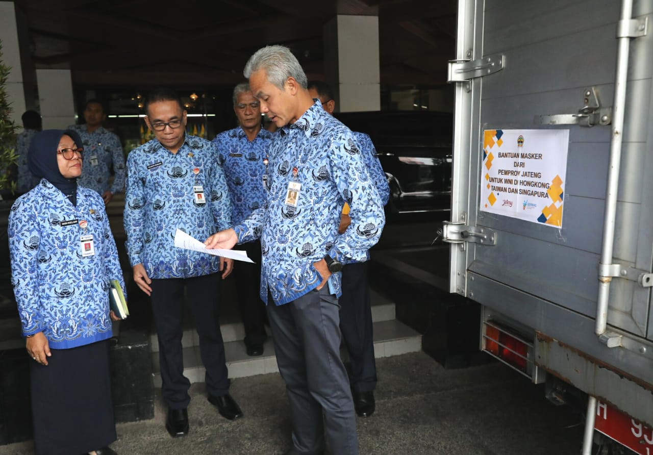 Gubernur Jawa Tengah Ganjar Pranowo saat melepaskan bantuan masker untuk WNI, Senin, 17 Februari 2020. (Foto: Humas/Jawa Tengah)