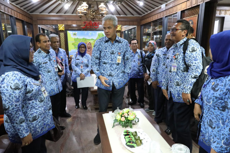 Gubernur Jawa Tengah Ganjar Pranowo saat berdialog dengan tim penanganan kasus perundungan siswi. (Foto: Humas/Jawa Tengah)