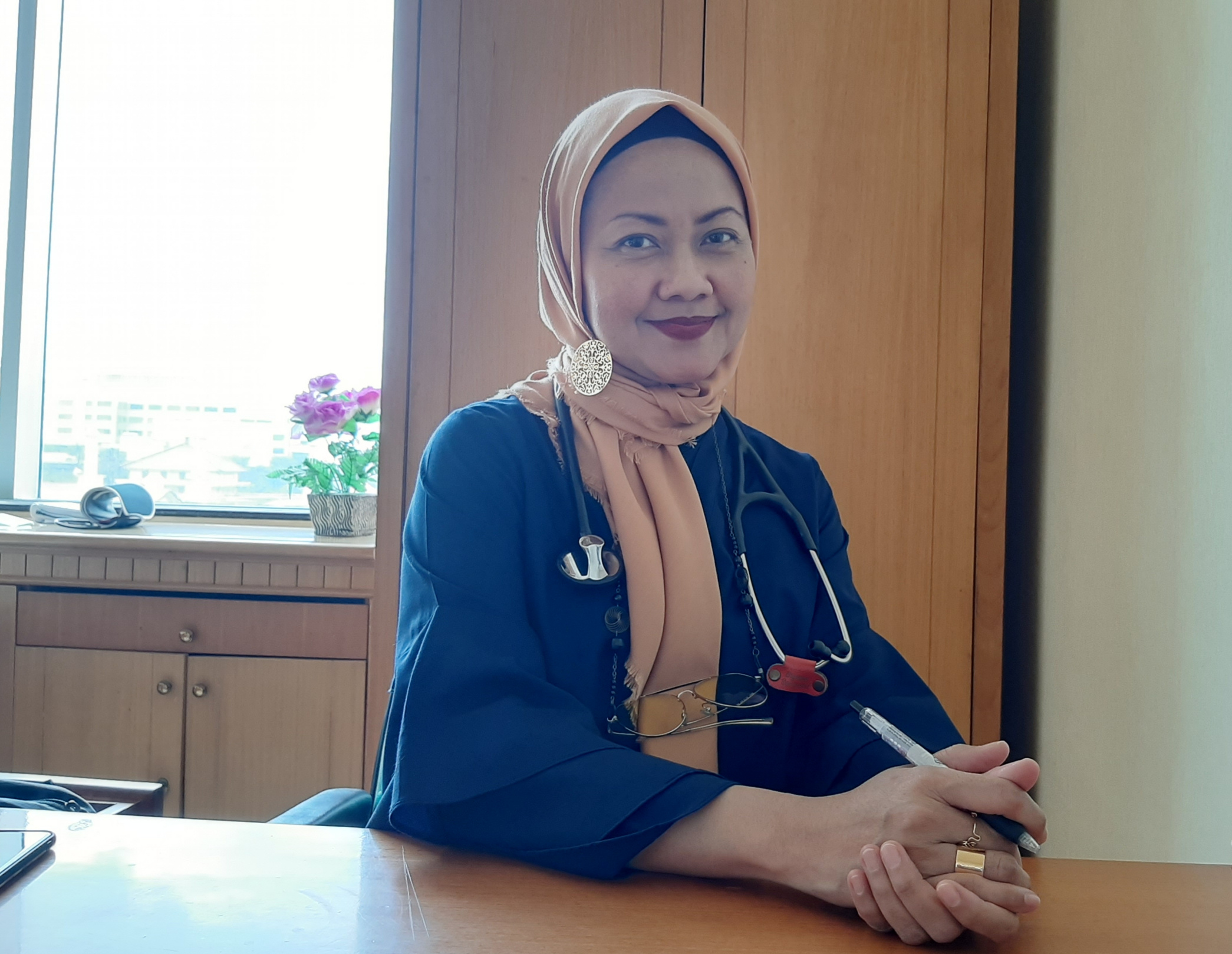 Dokter spesialis jantung dan pembuluh darah, Dr Dyana Sarvasti ditemui di tempat kerjanya. (Foto: Pita Sari/Ngopibareng.id)