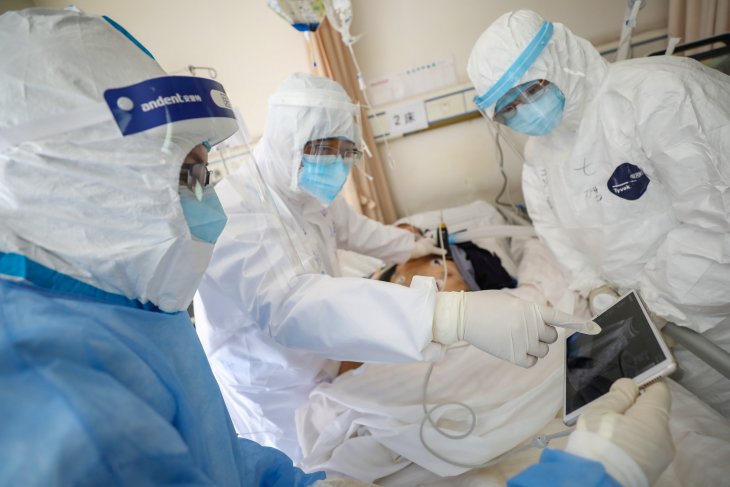 Tim medis China dalam penanganan pasien corona. (Foto: China Daily)