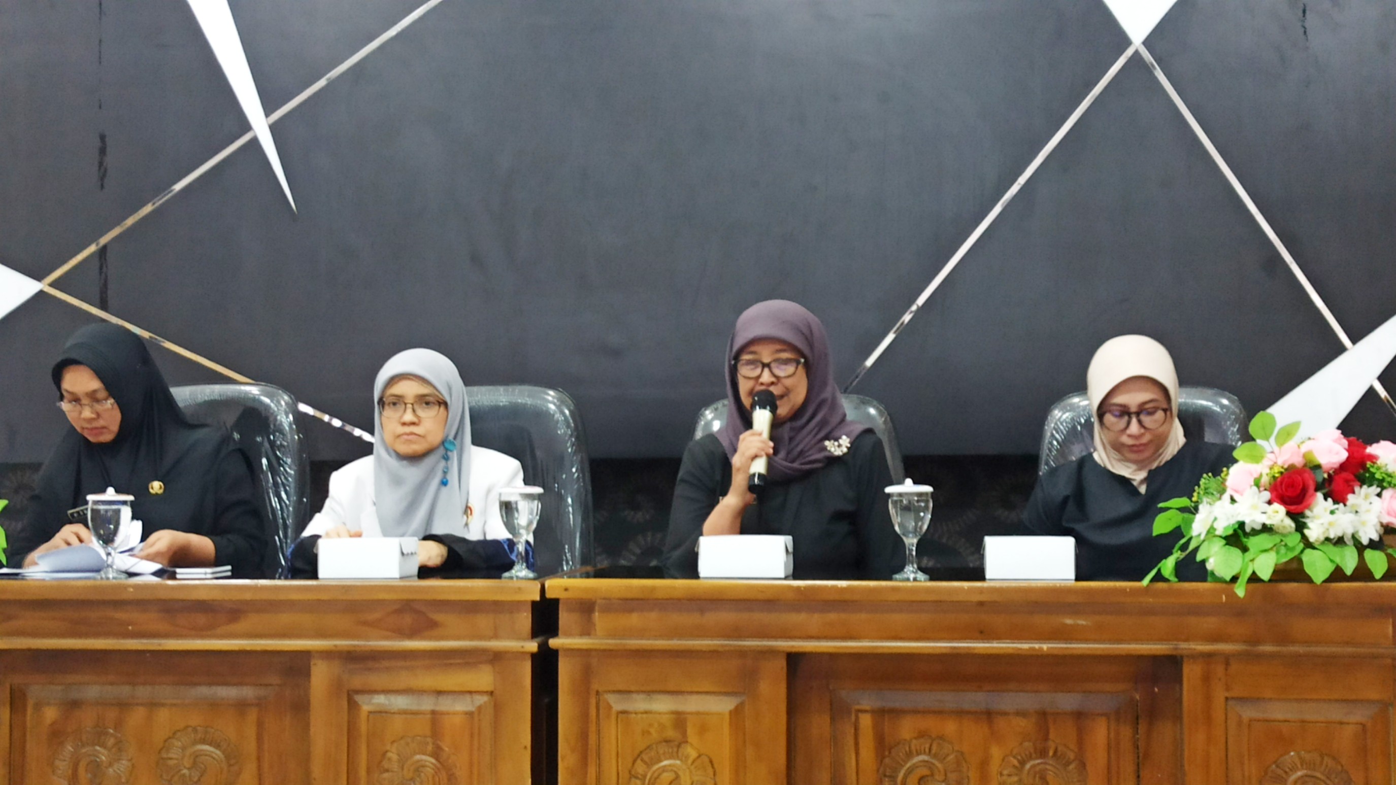 Direktur RSUD Blambangan dr Indah Sri Lestari (dua dari kanan) memberi penjelasan seputar pasien R (Foto: Muh Hujaini/Ngopibareng.id)