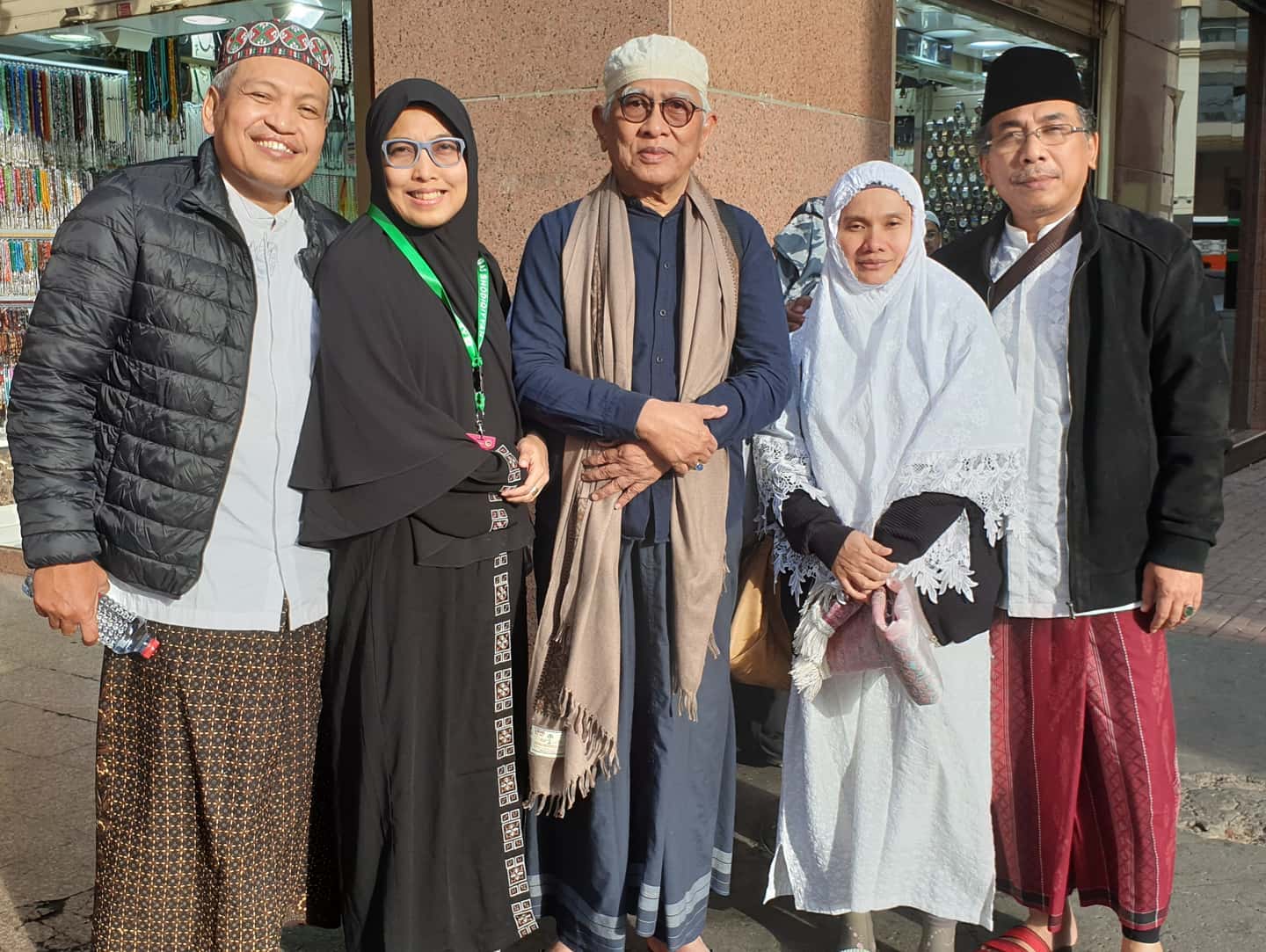 Gus Mus bersama Ulil Abshar Abdalla, Ienas Tsuroiya, dan Gus Yahya bersama isterinya. (Foto: Istimewa)