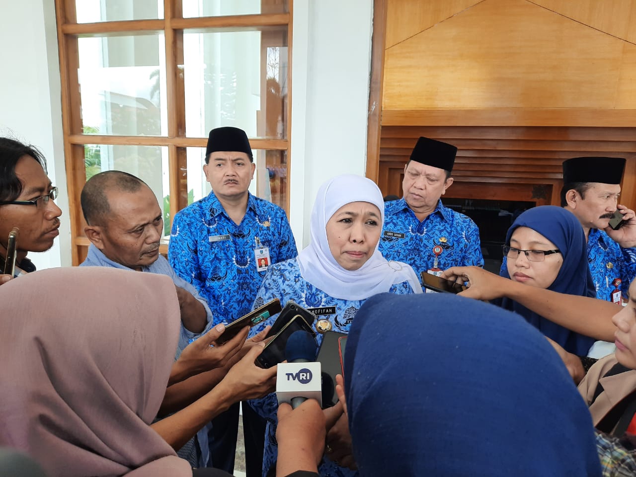 Gubernur Jawa Timur Khofifah Indar Parawansa saat berbincang dengan awak media di Kantor Gubernur Jatim. (Foto: Alief Sambogo/Ngopibareng.id)