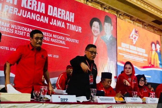 Sekjen PDIP Hasto Kristiyanto (tengah) saat Rakerda PDIP Jawa Timur di Hotel Utami, 18 Februari 2020. (Foto: Dok/Antara)