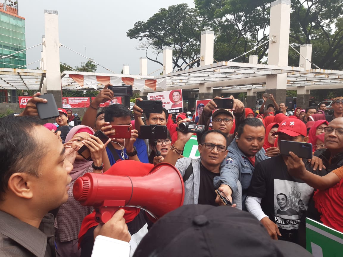 Kepala Bappeko Surabaya, Eri Cahyadi usai memberi keterangan di Bawaslu Surabaya, Senin 17 Februari 2020. (Foto: istimewa)