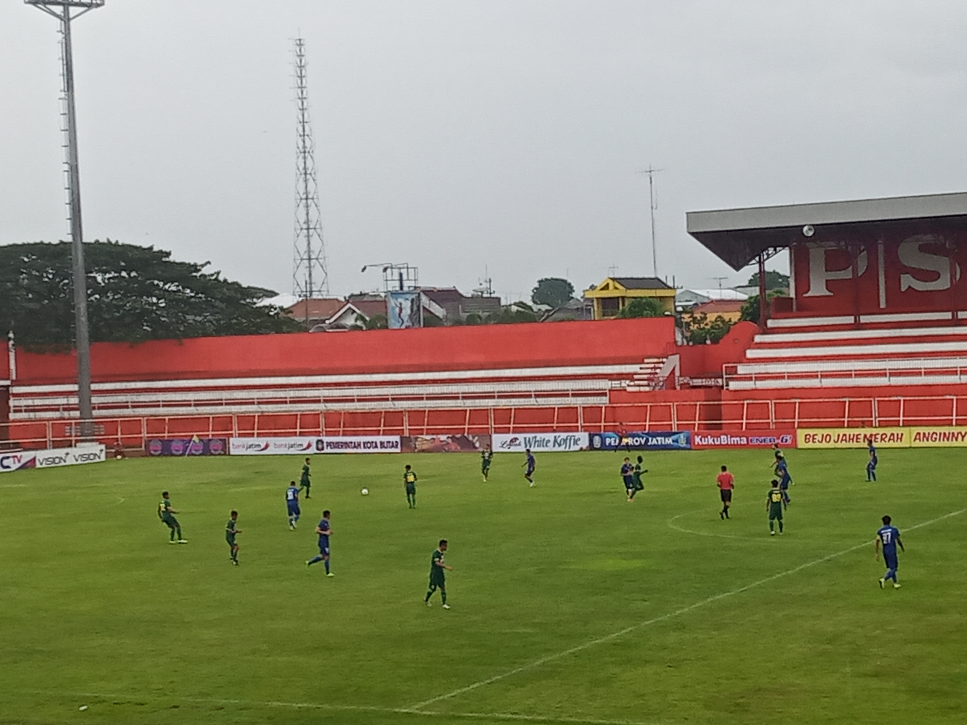 Jalannya laga Arema FC vs Persebaya Surabaya di Stadion Soepriyadi, Kota Blitar (Foto: Lalu Theo/Ngopibareng.id)