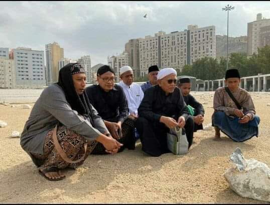 KH A MUstofa Bisri, ketika berziarah ke Makam KH Maimoen Zubair di Maqbarah Baqi' di Makkah, saat menunaikan ibadah umrah dalam pekan ini. (Foto: Istimewa)