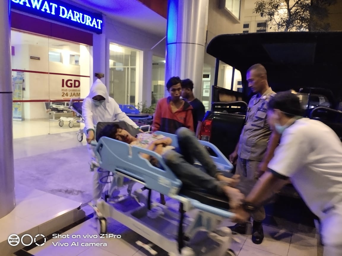Suporter yang luka dievakuasi ke rumah sakit. (Foto: Istimewa)