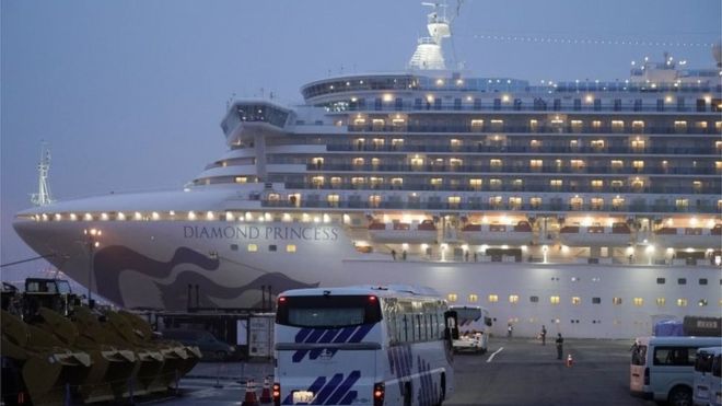 Sekitar 500 penumpang Kapal Pesiar Diamond Princess mulai diizinkan turun. (Foto: BBC)