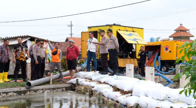 Petugas gabungan berkoordinasi untuk penanggulangan banjir. (Foto: Dok. BPBD Kabupaten Sidoarjo)