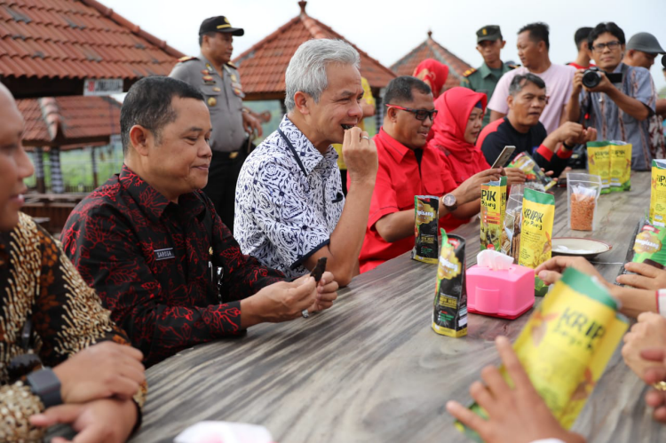 Gubernur Jawa Tengah Ganjar Pranowo saat menikmati debog pisang di Istana Wonogiri. (Foto: Humas/Jawa Tengah)
