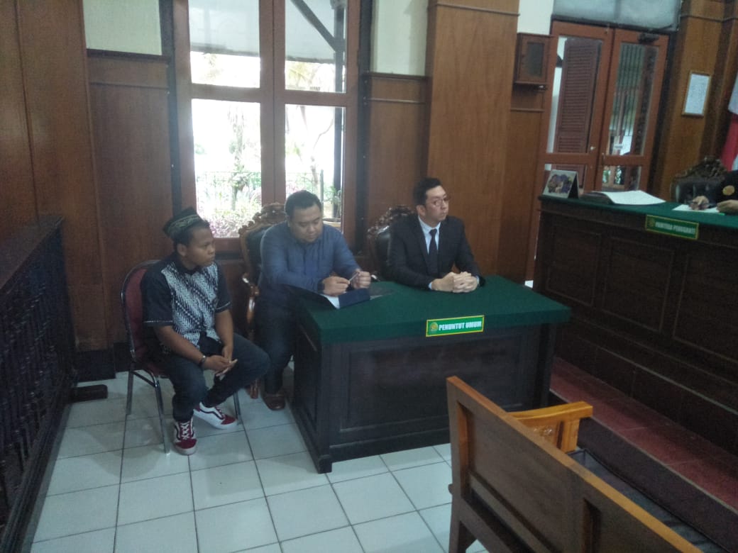 Martin bersama pemohon di ruang sidang Pengadilan Negeri Surabaya. (Foto: Istimewa) 