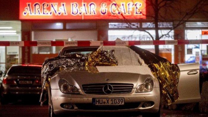 Sebuah sedan Mercedes dengan kaca belakang pecah tampak berada di depan Arena Bar. (Foto: BBC)