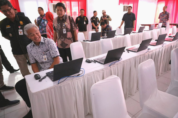 Gubernur Jawa Tengah Ganjar Pranowo lakukan inspeksi lokasi tes CPNS. (Foto: Humas/Jawa Tengah)