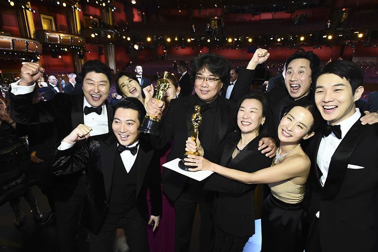 Sutradara Bong Joon Ho bersama para pemain film Parasite pose di panggung Academy Awards ke-92 atau Piala Oscar 2020. (Foto: Getty Image)