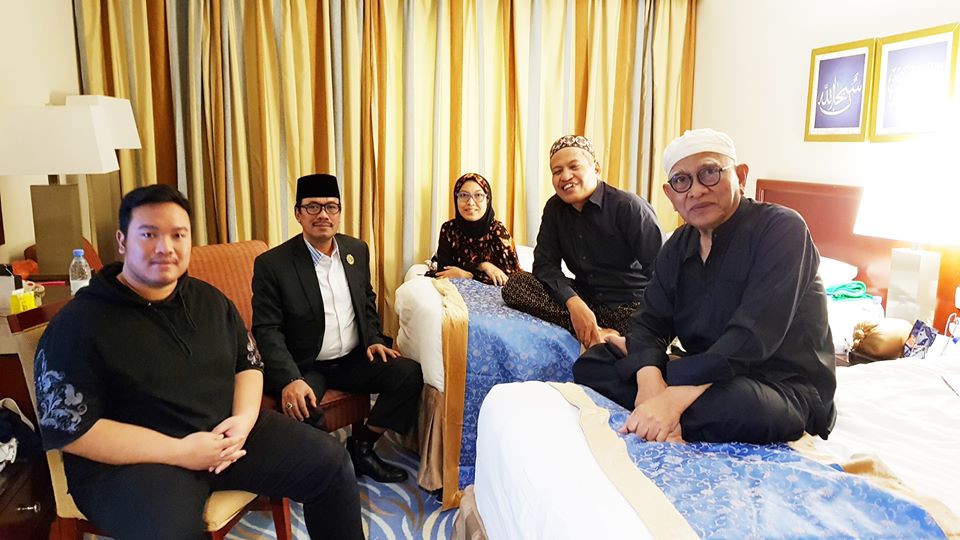 KH Ahmad Mustofa Bisri saat menemui Agus Maftuh Abegebriel, Dubes RI di Arab Saudi, bersama Ulil Abshar Abdalla dan Ienas Tsuroiya. (Foto: Istimewa)