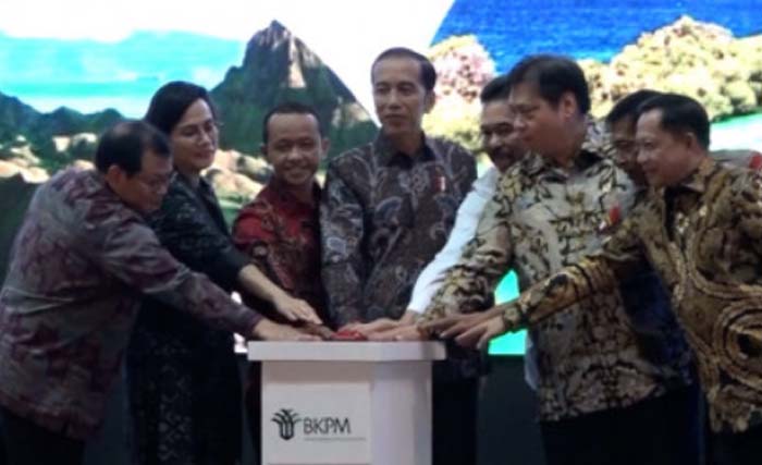 Presiden Jokowi dan beberapa menteri, termasuk Kepala BKPM Bahlil Lahadalia (ketiga dari kiri) menekan tombol sirine pada pembukaan Rakornas Investasi Tahun 2020, di Jakarta, Kamis. (Foto:Antara)
