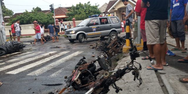 Motor dibakar dalam insiden kerusuhan suporter di Blitar, Jawa Timur, Selasa 18 Februari 2020. (Foto: Istimewa)