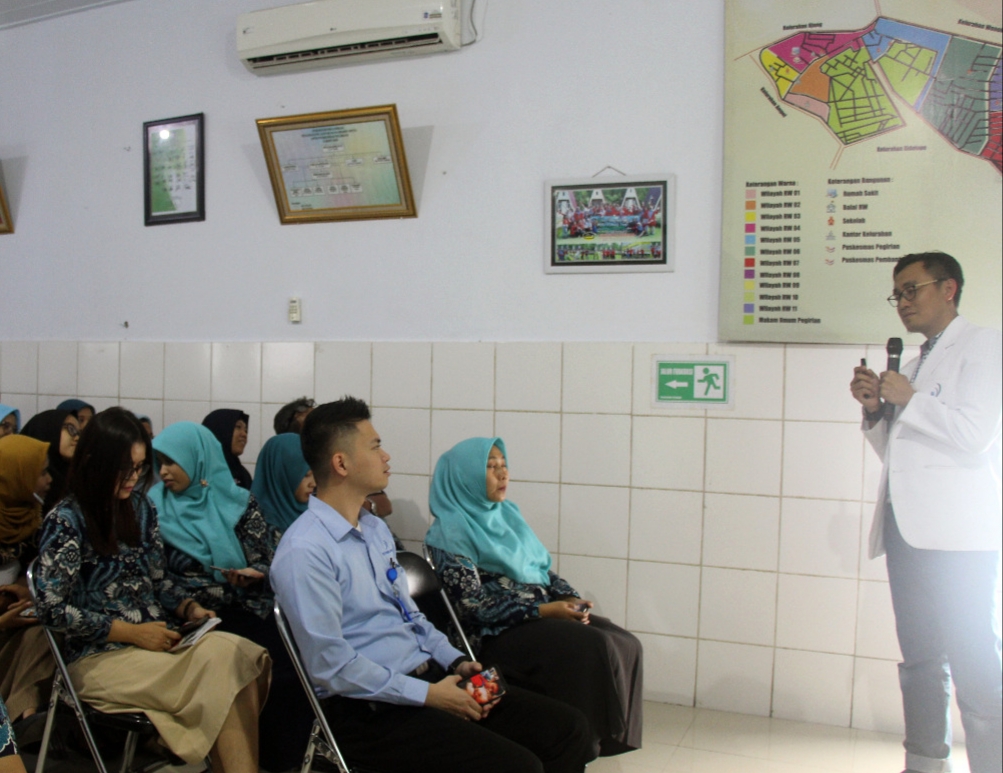 dr. Dedik Ipung saat mengedukasi civitas puskesmas pegirian, Surabaya. (Foto: istimewa)