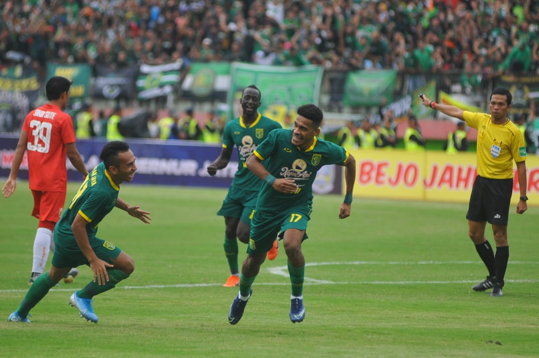 Ricky Kambuaya merayakan gol ketiga dalam laga Final Piala Gubernur Jatim 2020. (Foto: Foto: Erfan Hazransyah/Ngopibareng.id)