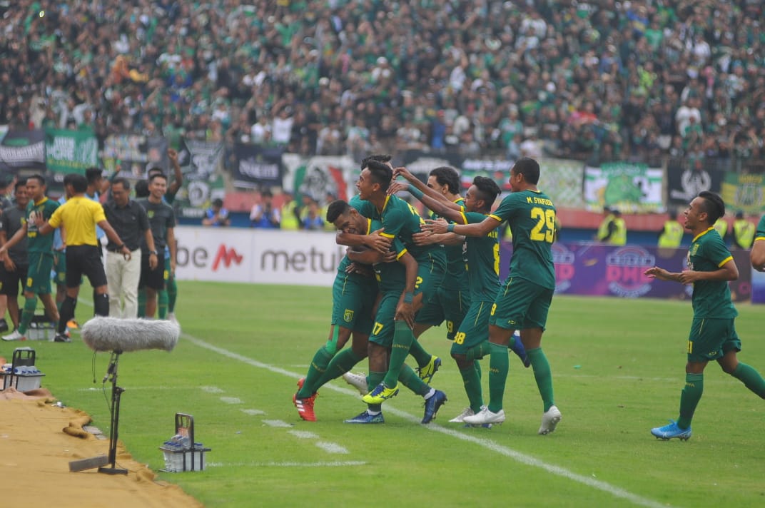 Selebrasi skuad Persebaya Surabaya usai menjebol gawang Persija Jakarta, Kamis 20 Februari 2020. (Foto: Erfan Hazransyah/Ngopibareng.id)