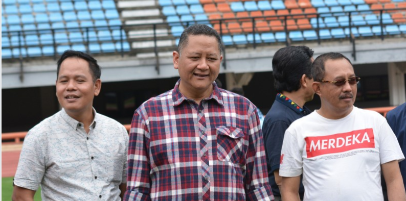 Wakil Wali Kota Surabaya, Wisnu Sakti Buana (tengah) bersama DPRD Kota Surabaya. (foto: hrs/ngopibareng)
