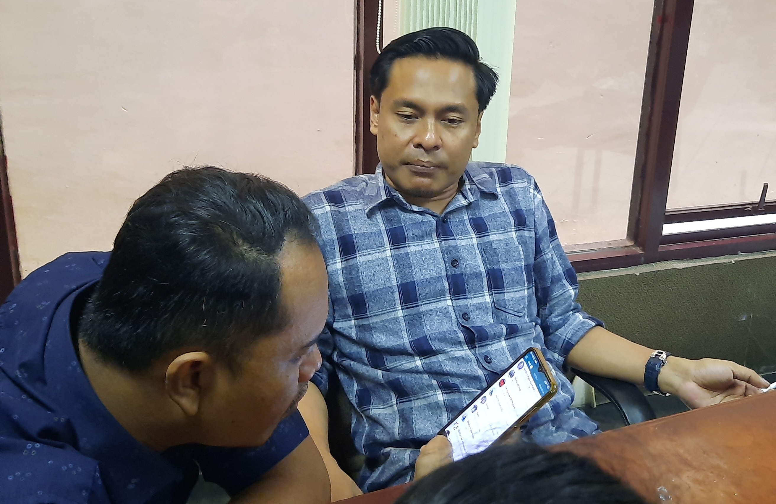 Arif Fathoni saat berbincang di DPRD Kota Surabaya. (Foto: Alief/ngopibareng.id)