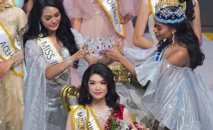 Miss World 2019 asal Jamaika Tony Ann-Singh (kanan) didampingi Miss Indonesia 2019 Princess Megonondo (kedua kiri) menyematkan mahkota Miss Indonesia 2020 pada finalis asal Sulawesi Selatan Pricilia Carla Yules (kedua kanan) saat malam puncak Miss Indonesia 2020 di Jakarta, Kamis malam. (Foto:Antara)