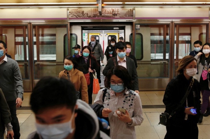 Warga memakai masker pelindung menyusul penularan virus korona baru, saat perjalanan pagi mereka di stasiun, di Hong Kong. (Foto: Reuters/Antara)
