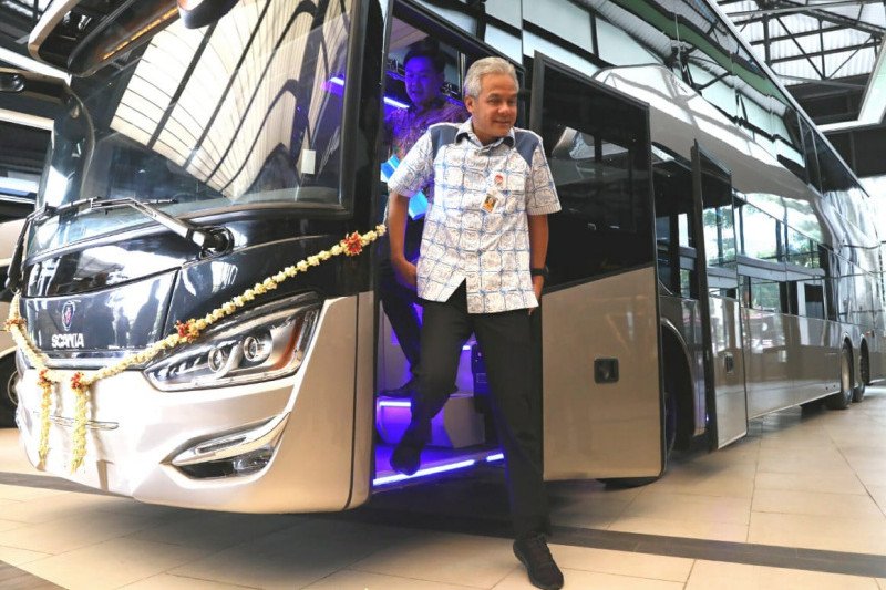 Gubernur Jawa Tengah Ganjar Pranowo rurun dari bus tingkat yang akan diekspor ke negara Banglasesh. (Foto: Humas/Jawa Tengah)