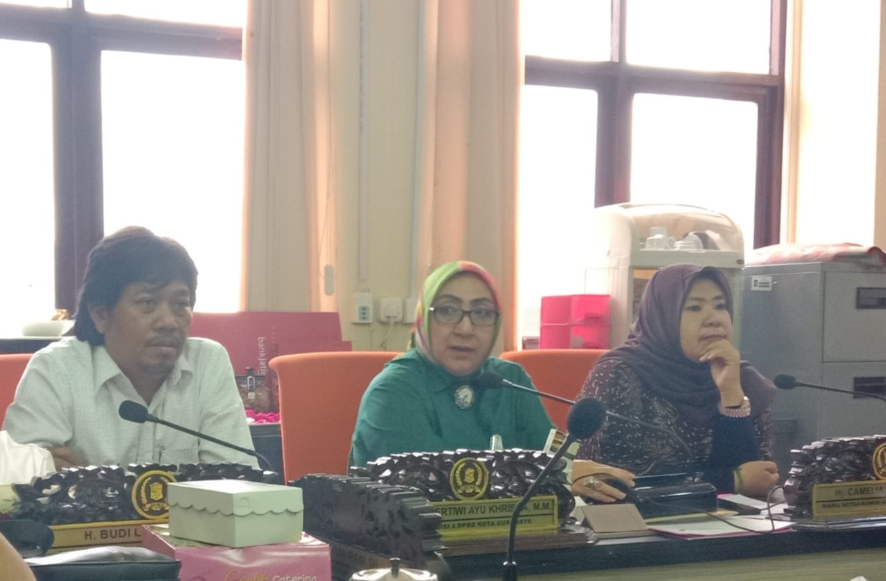 Camelia Habibah dan pimpinan Komisi A DPRD Kota Surabaya dalam salah satu acara komisi. (Foto: Alief Sambogo/Ngopibareng.id)
