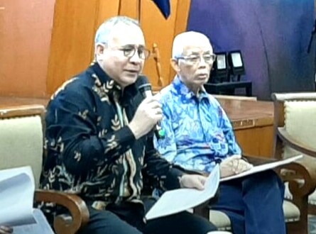 Kepala Badan Bahasa Kemendikbud Dadang Suhendar (kiri) bersama perwakilan Unesco Indonesia Arif Rahman. (Foto: Asmanu Sudharso/Ngopibareng.id)