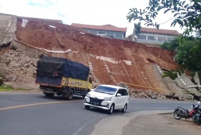 Tembok penahan tebing ambrol pasca gempa magnitudo 4,9 di Garut. (FOto: Dok BNPB)