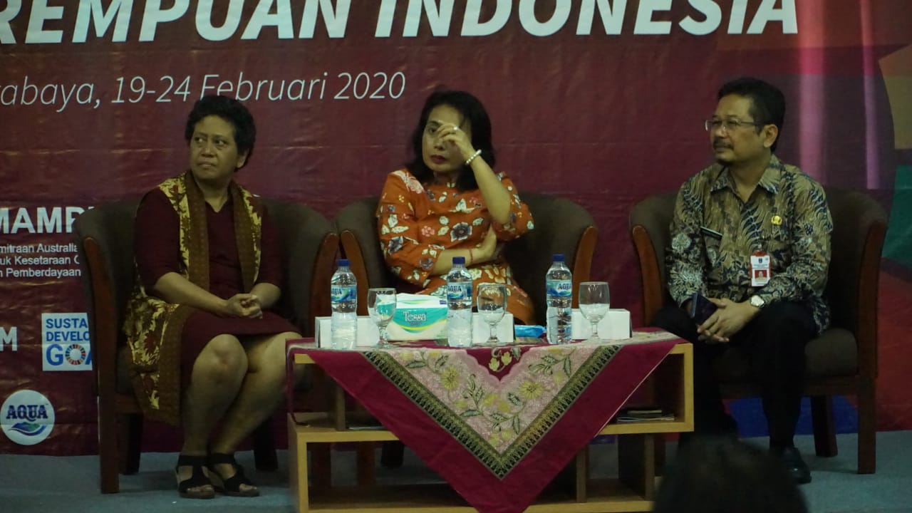 Dian Kartika Sari (paling kiri), ketika menjadi pembicara di gedung Asrama Haji Surabaya. (Foto: Andhi Dwi/Ngopibareng.id)