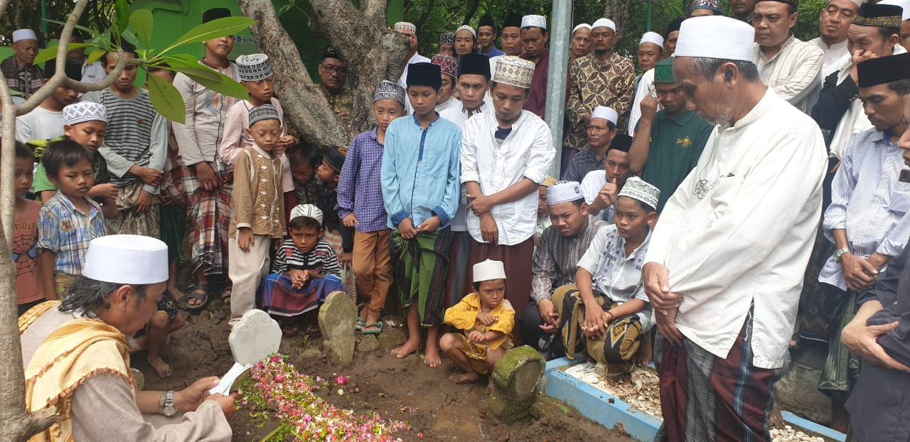Pemakaman jenazah dengan talkin dibacakan KH Mas Yusuf Muhafjir. (Foto: Helmy for Ngopibareng.id)
