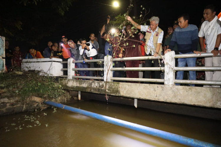 Gubernur Jawa Tengah Ganjar Prabowo saat meninjau banjir. (Foto: Humas/Jawa Tengah)