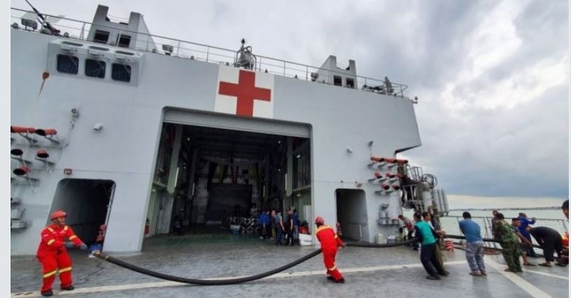 Petugas KRI dr Soeharso 990 untuk menjemput WNI yang berada di kapal pesiar Diamond Princess yang sedang berada di perairan Jepang. (Foto: Antara/Aditya Ramadhan)