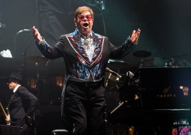 Penampilan Elton John saat konser. (Foto: Twitter)
